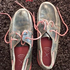 Distressed twisted X’s